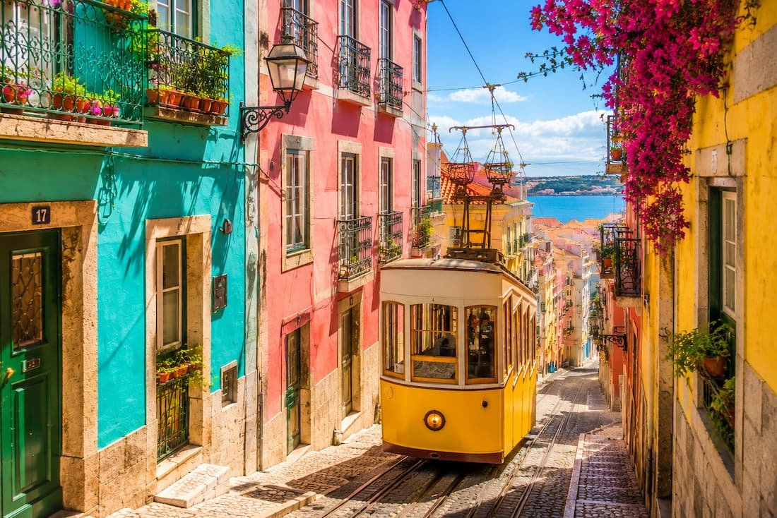 escale à lisbonne tramway couleurs