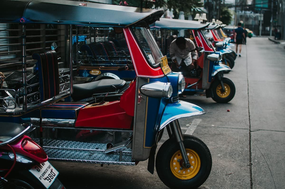 escale à lisbonne tuktuk port